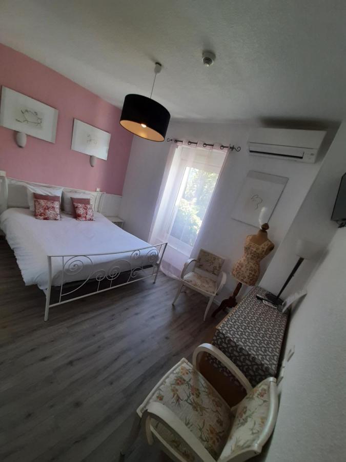 Hotel La Tour Des Fees Quissac  Bagian luar foto