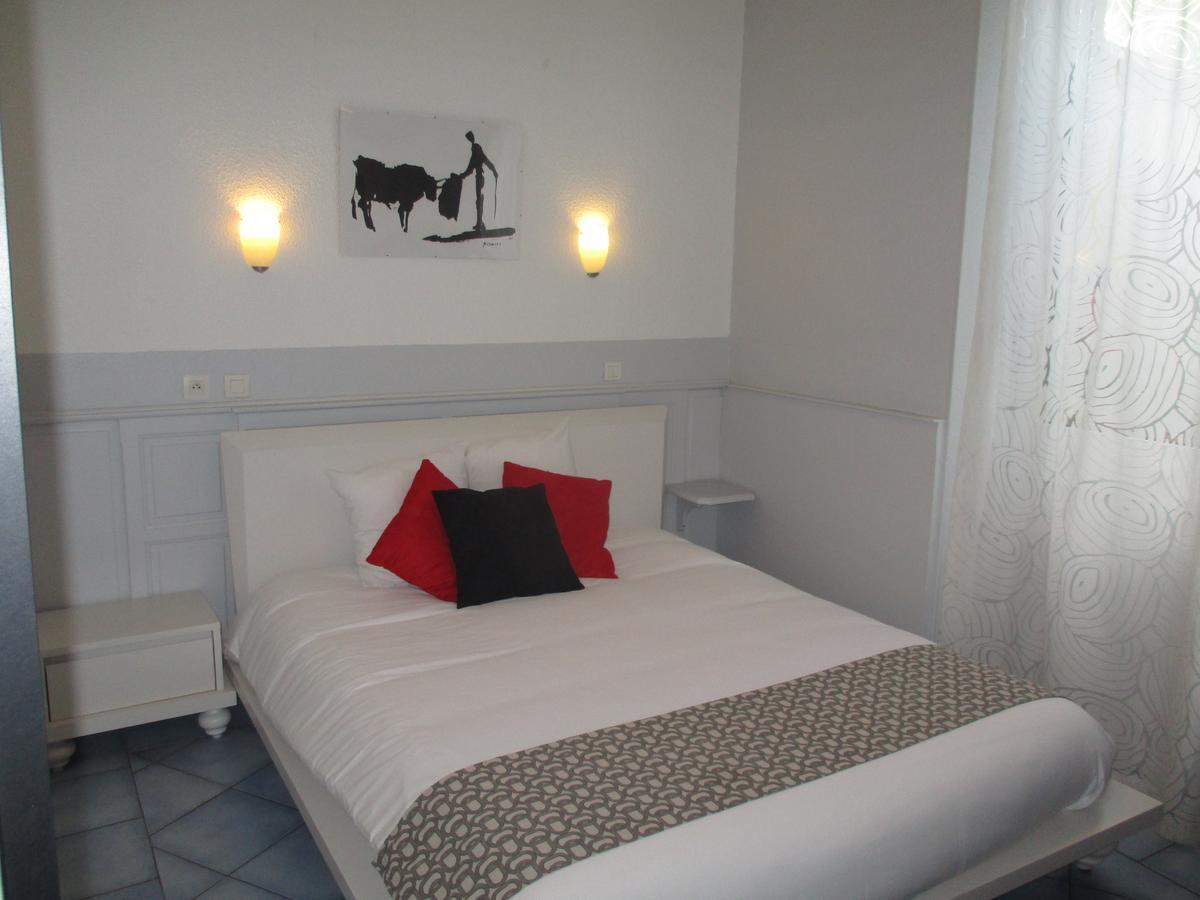 Hotel La Tour Des Fees Quissac  Bagian luar foto